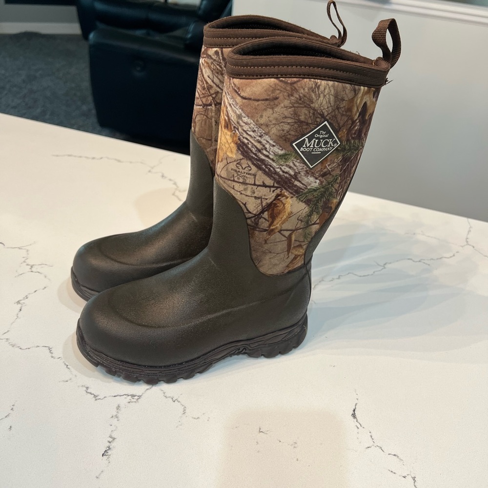 Size 2 muck boots kids